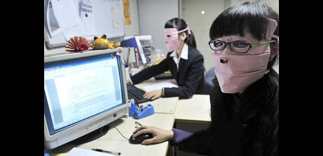Ngày 22/3/2009, hai nhân viên văn phòng tại Vũ Hán (Trung Quốc) đã quyết định đeo kính và “mặt nạ” cotton để chống bức xạ máy tính.